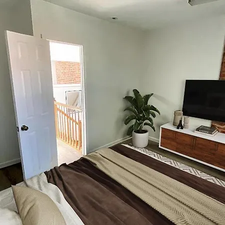 Spacious, Modern & Cozy ~ Capitol Hill ~ Queen Bed-2