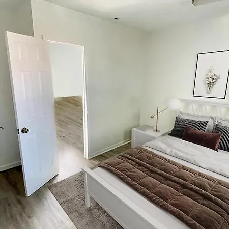 Spacious, Elegant & Cozy ~ Capitol Hill ~ Queen Bed-3